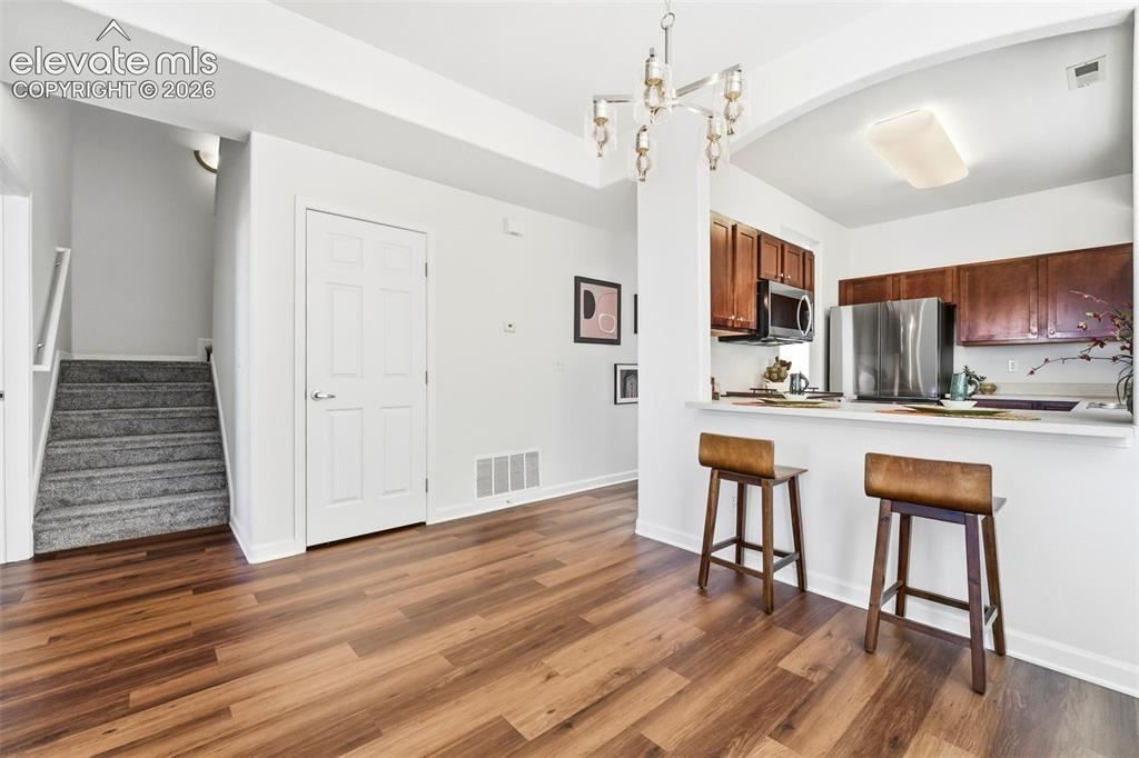 Image 12 of 25: Dining Area