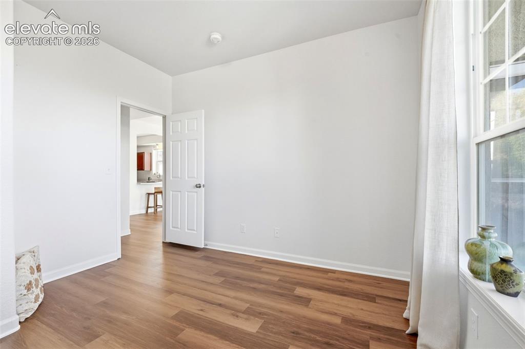 Image 14 of 25: Bedroom