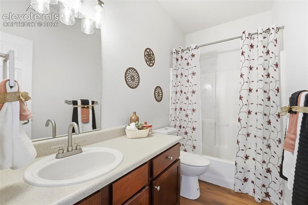 Image 20 of 25: Bathroom