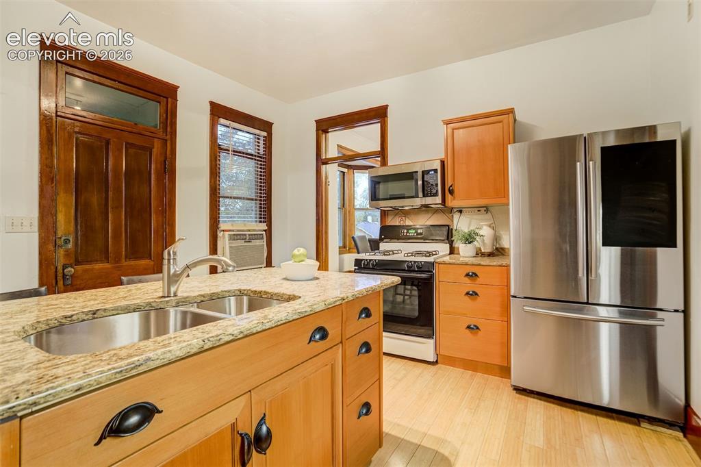 Image 11 of 40: Stainless steel fridge too!