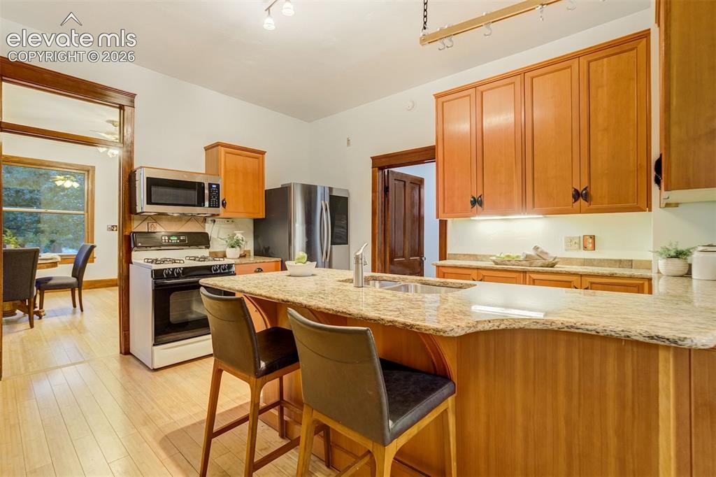 Image 12 of 40: Plenty of space to cook and eat