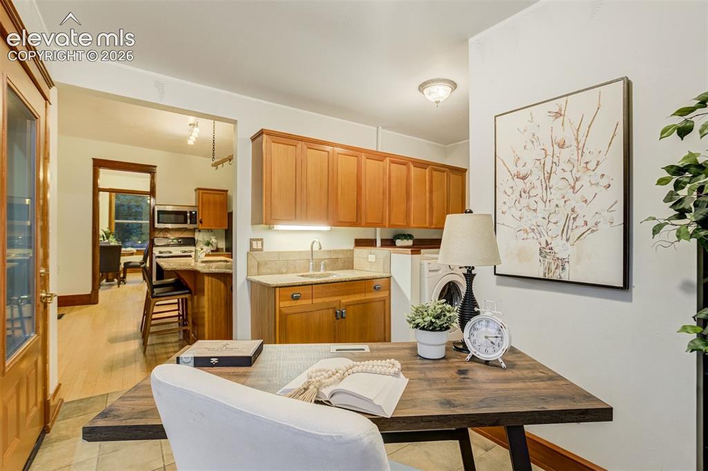 Image 16 of 40: The office nook could also be an eating nook or reading room