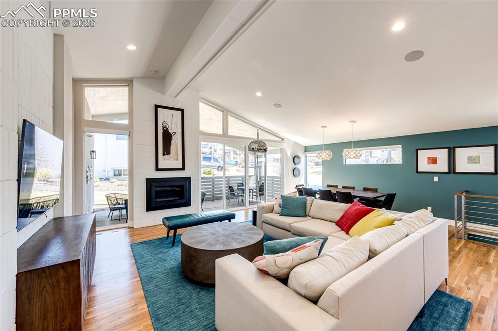 Image 14 of 46: The window lighting is complemented with the rechargeable power blinds!