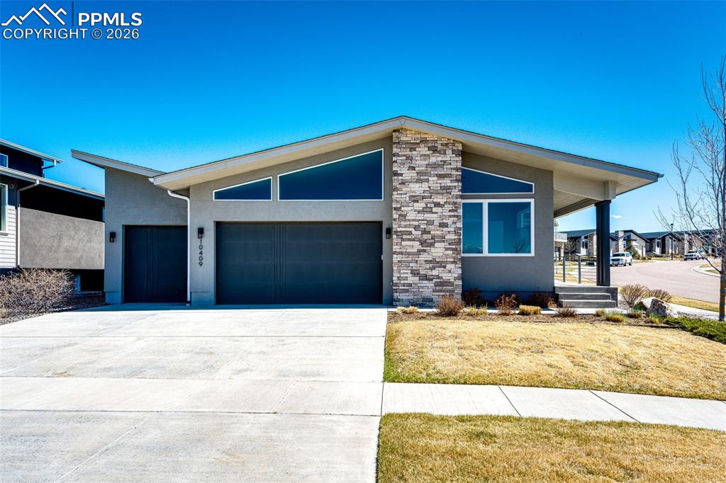 Image 2 of 46: Three car garage