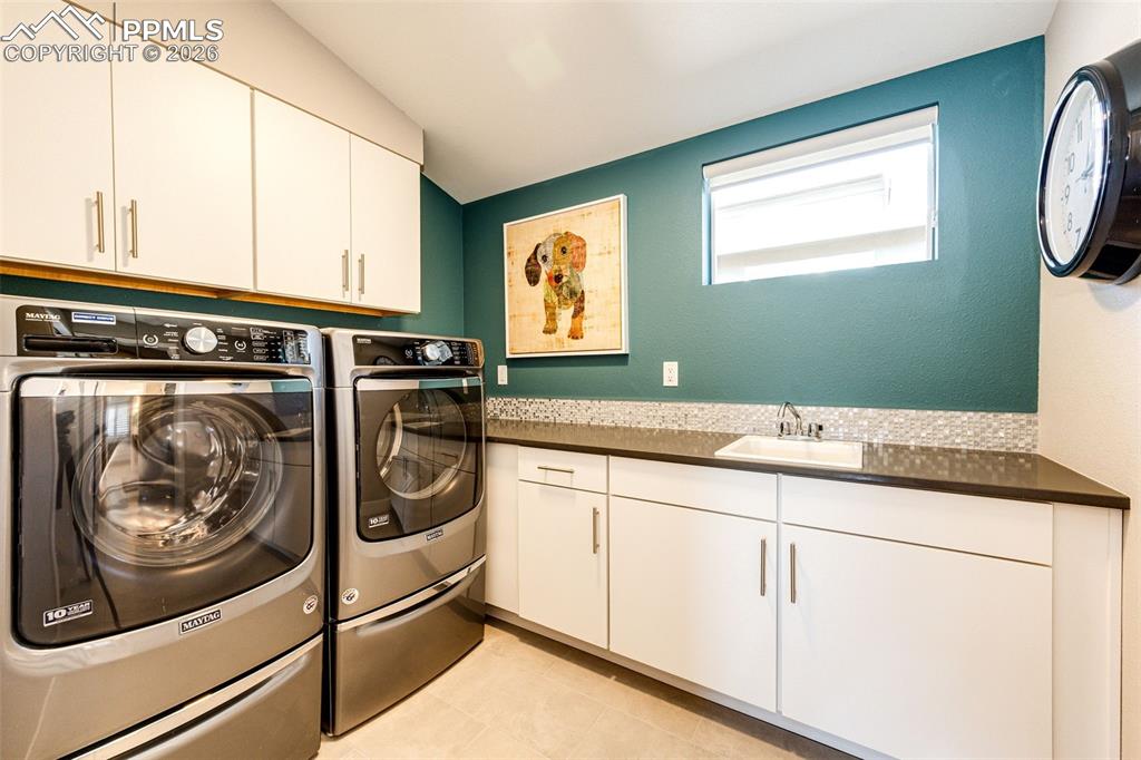 Image 23 of 47: High End Maytag clothes Washer and Dryer Stay! Loads of cabinets and sink