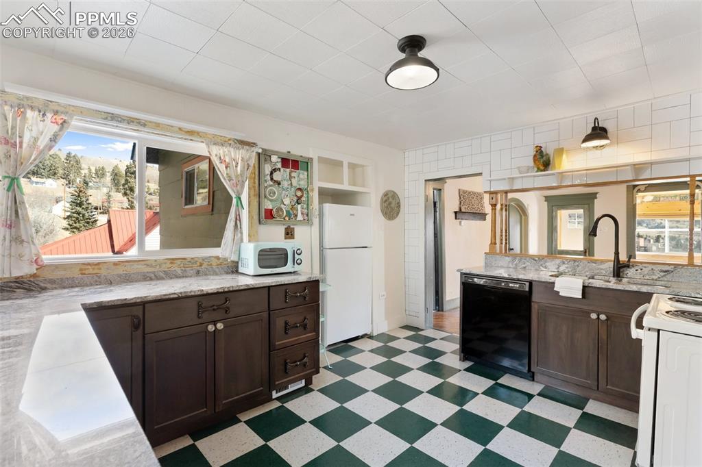 Image 13 of 44: Kitchen