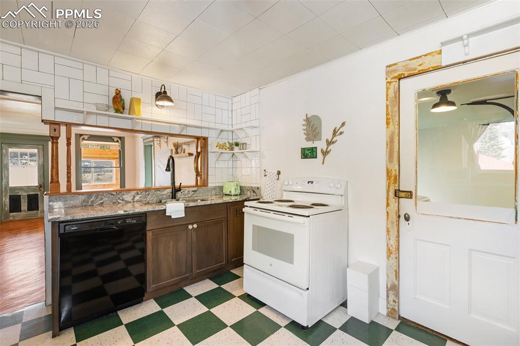 Image 14 of 44: Kitchen