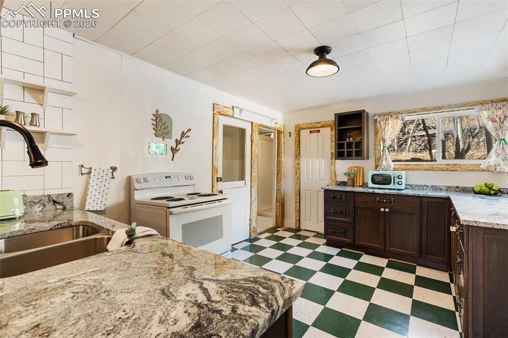 Image 15 of 44: Kitchen