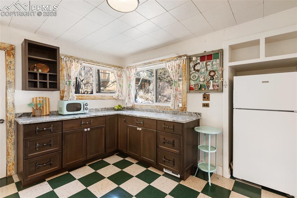 Image 16 of 44: Kitchen