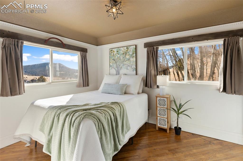 Image 18 of 44: Bedroom