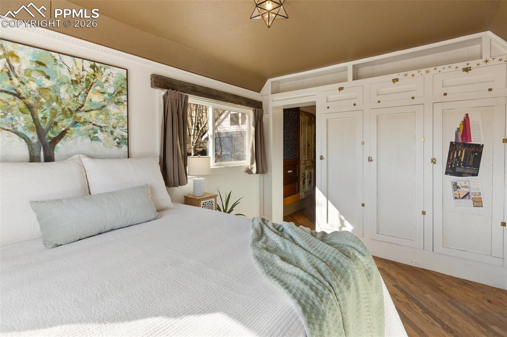 Image 19 of 44: Bedroom