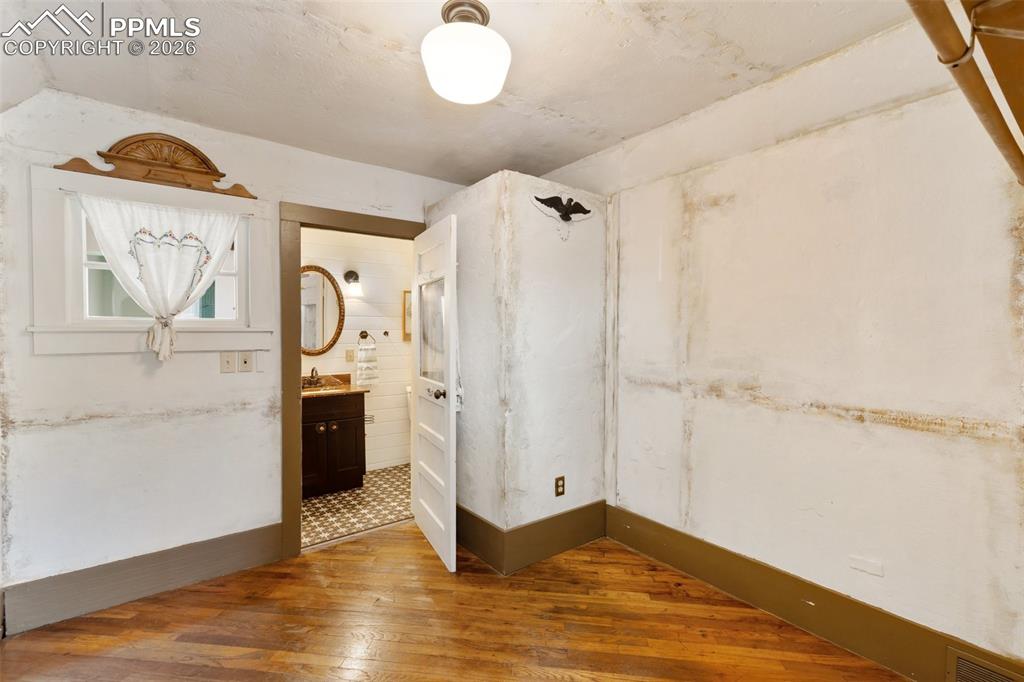 Image 22 of 44: Master closet