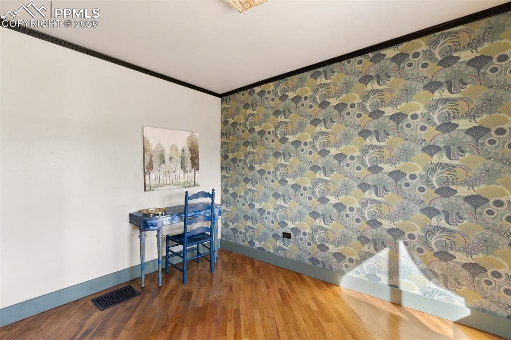 Image 26 of 44: Bedroom