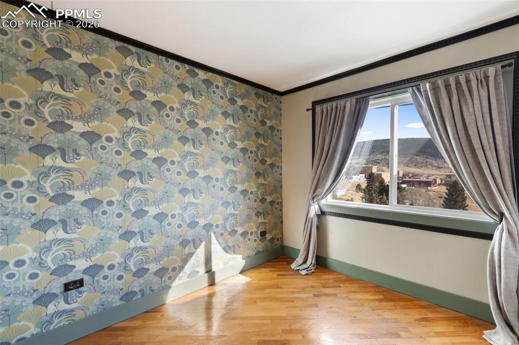 Image 27 of 44: Bedroom