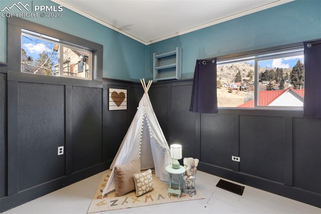 Image 28 of 44: Bedroom