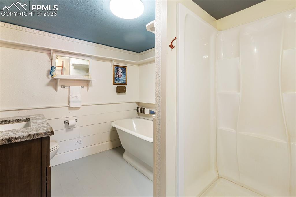 Image 31 of 44: Bathroom