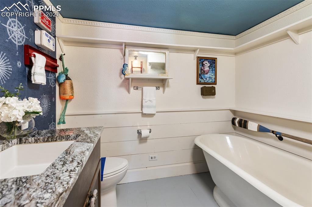 Image 33 of 44: Bathroom