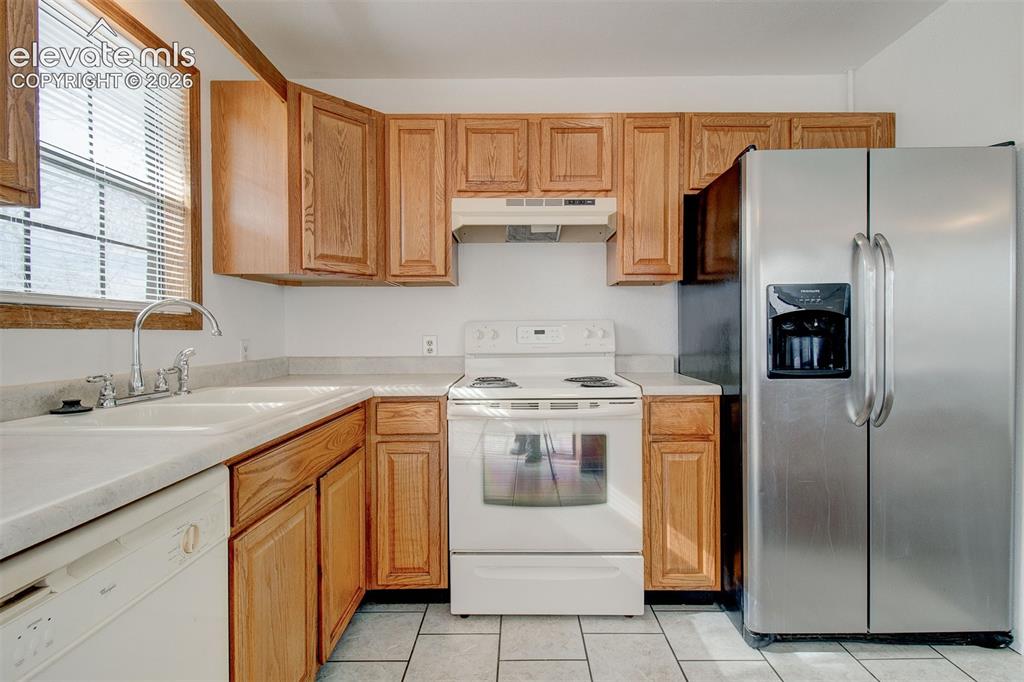 Image 23 of 33: Kitchen