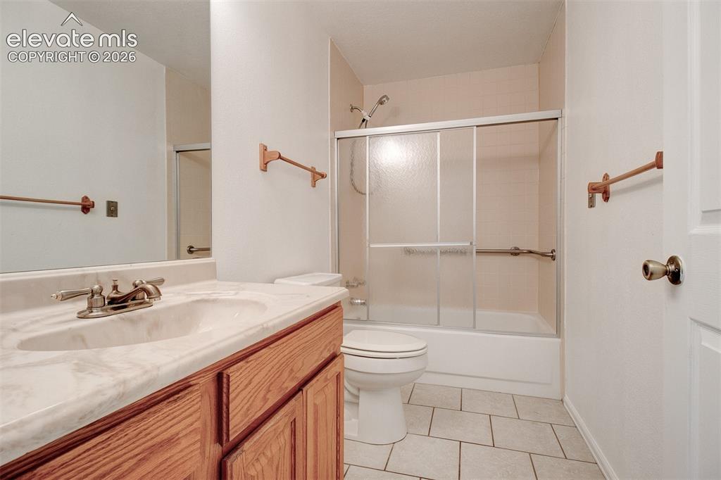 Image 30 of 33: Hall bath