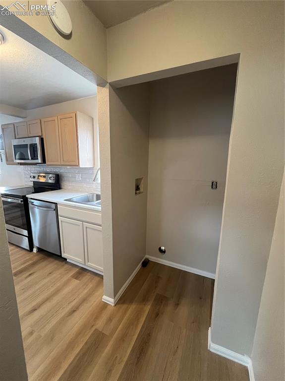 Image 17 of 21: Kitchen