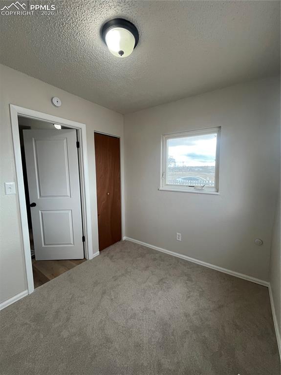 Image 19 of 21: Bedroom