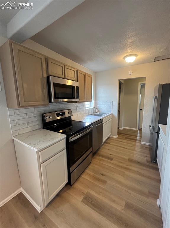 Image 2 of 21: Kitchen