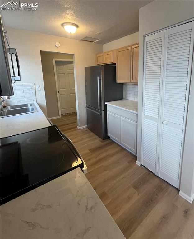 Image 3 of 21: Kitchen