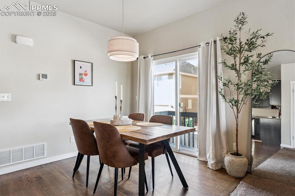 Image 10 of 50: Dining Area