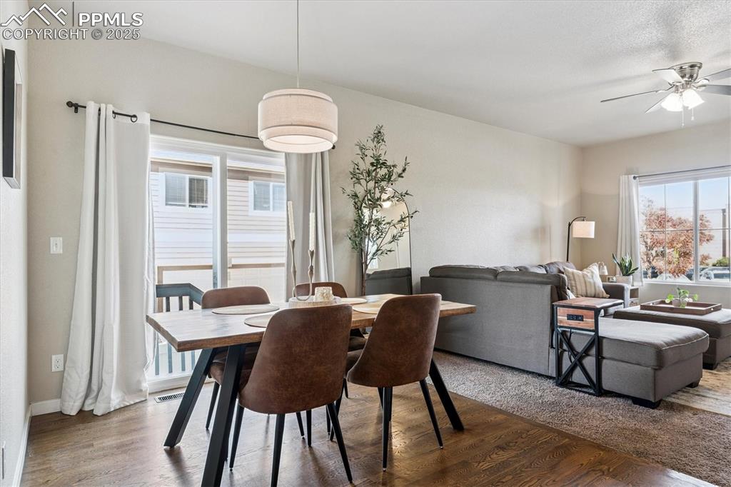 Image 11 of 50: Dining Area