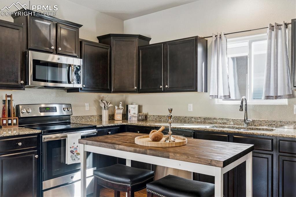 Image 15 of 50: Kitchen