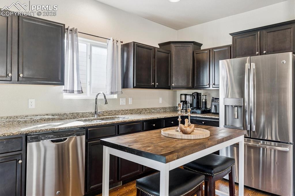 Image 16 of 50: Kitchen