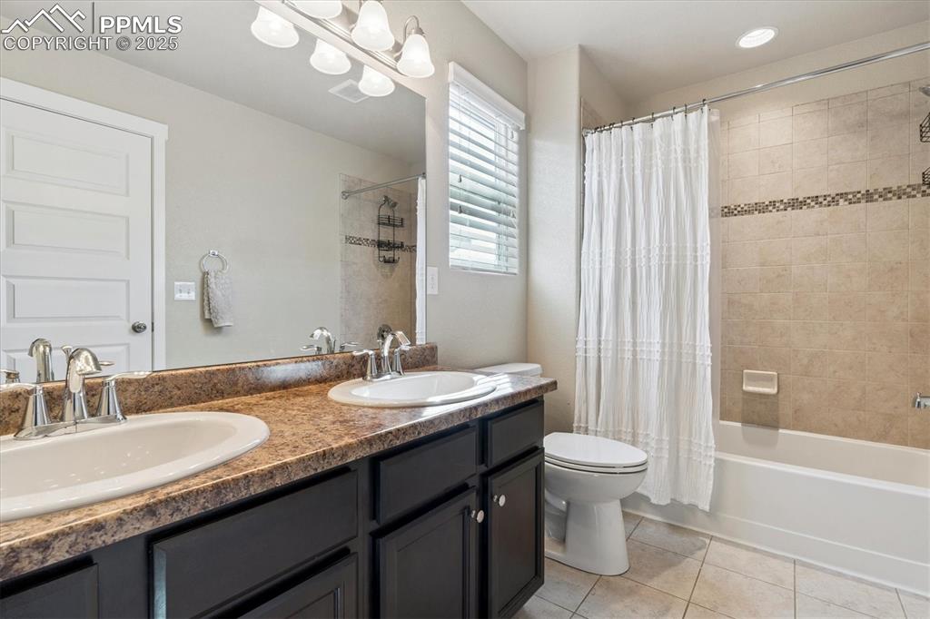 Image 26 of 50: Bathroom