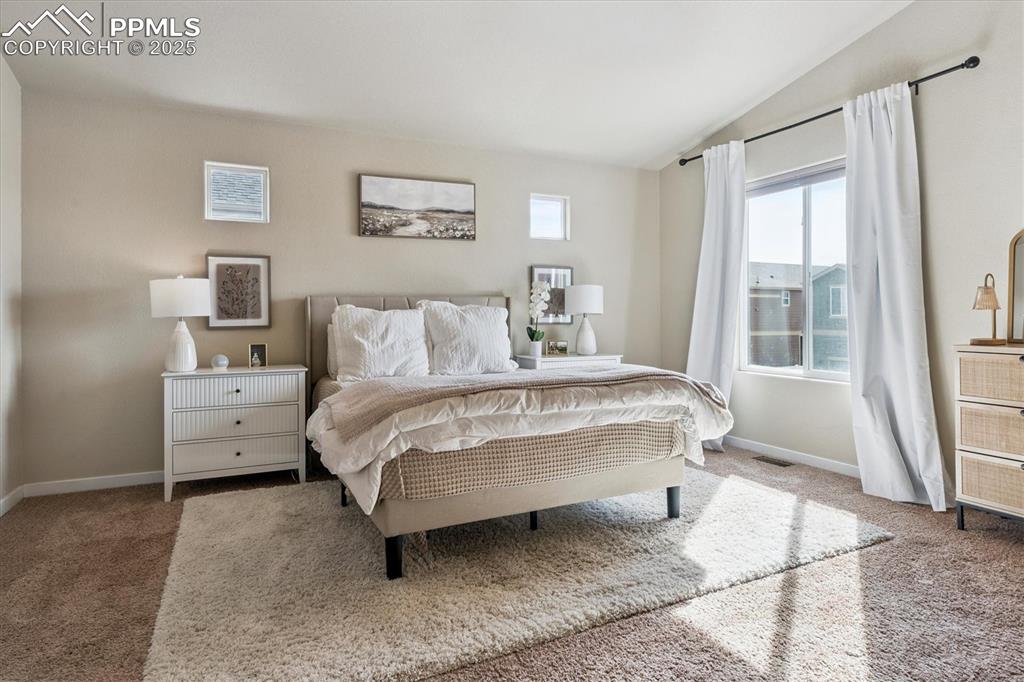 Image 28 of 50: Bedroom