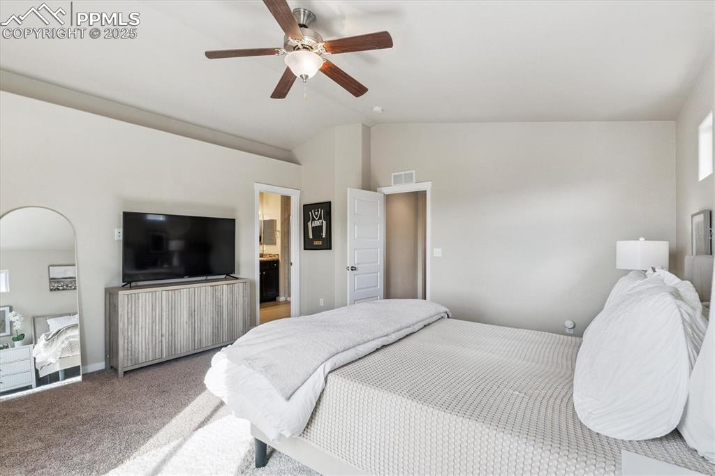 Image 31 of 50: Bedroom