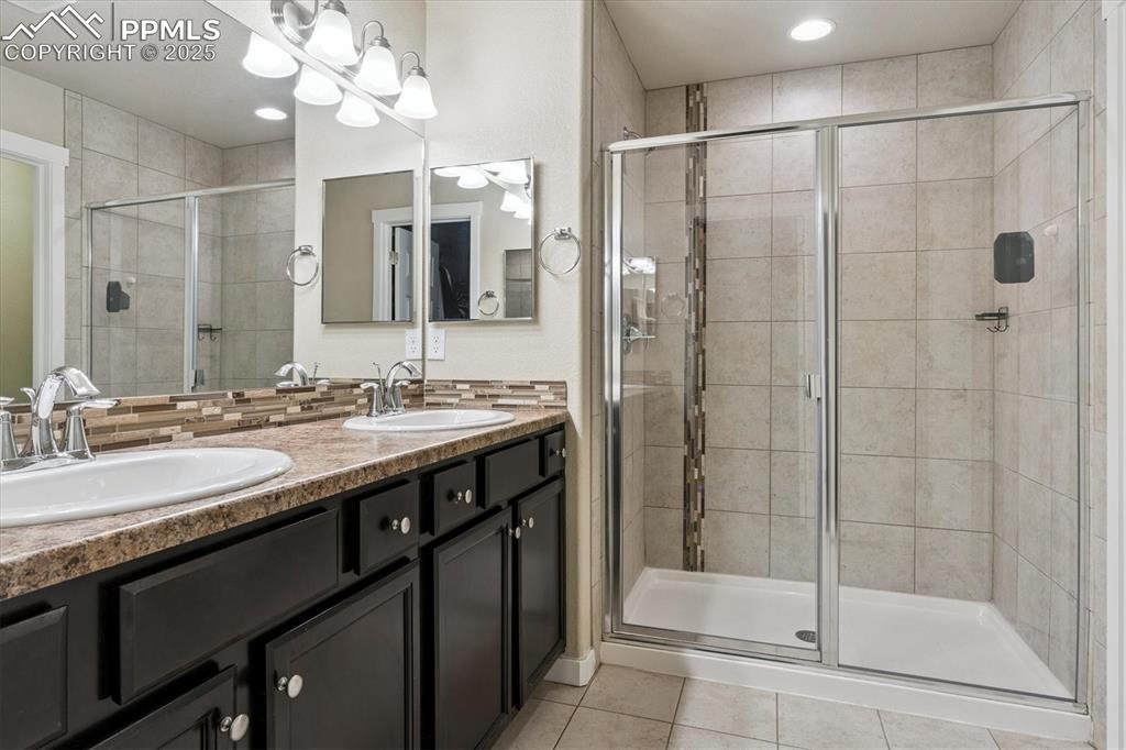 Image 32 of 50: Bathroom