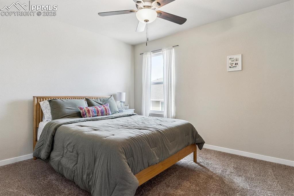 Image 33 of 50: Bedroom