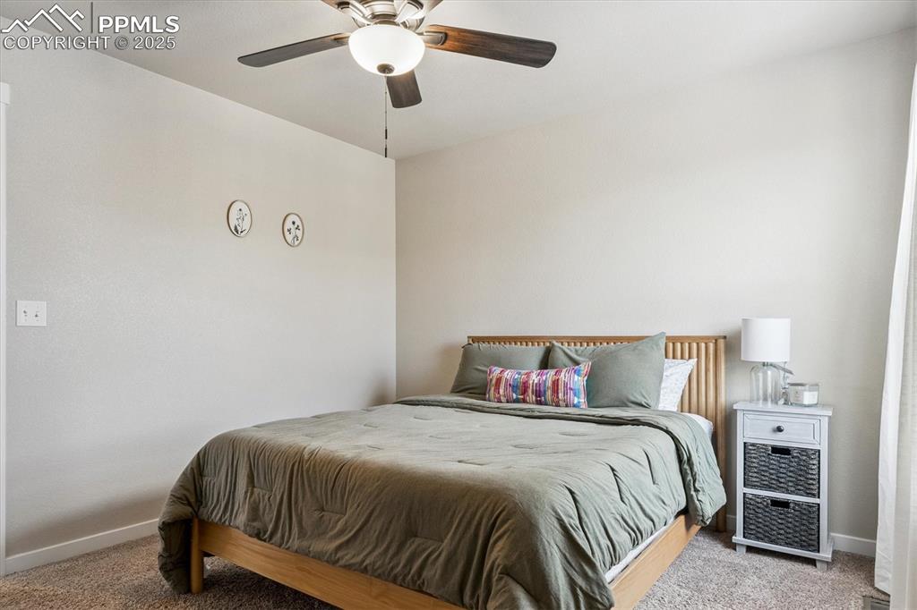 Image 34 of 50: Bedroom