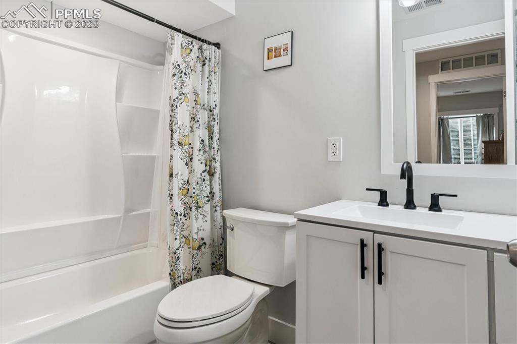 Image 43 of 50: Bathroom