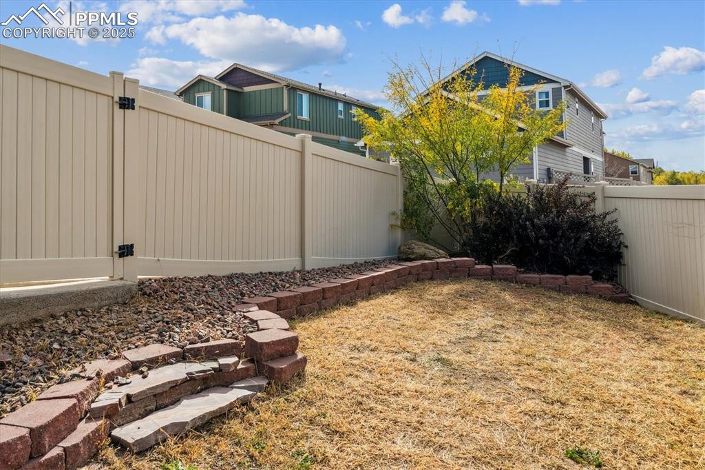 Image 47 of 50: Yard