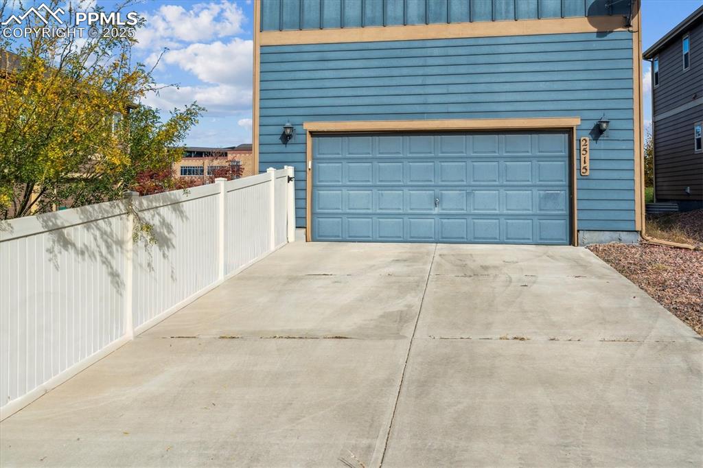 Image 49 of 50: Garage