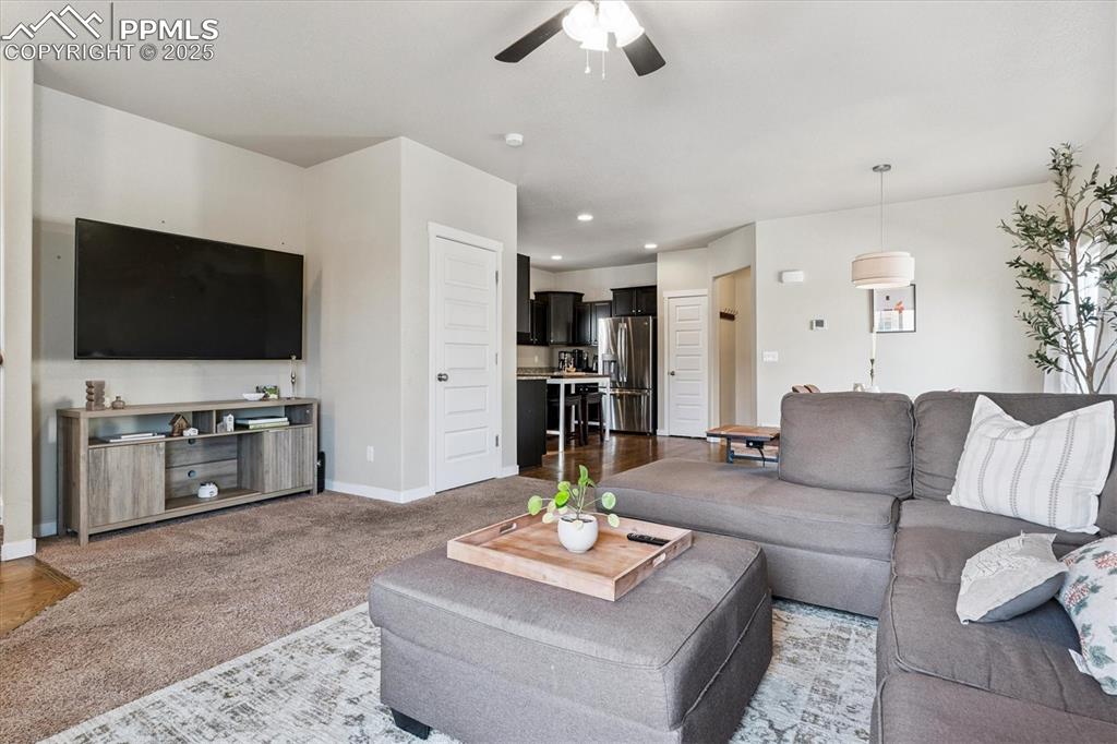 Image 8 of 50: Living Room