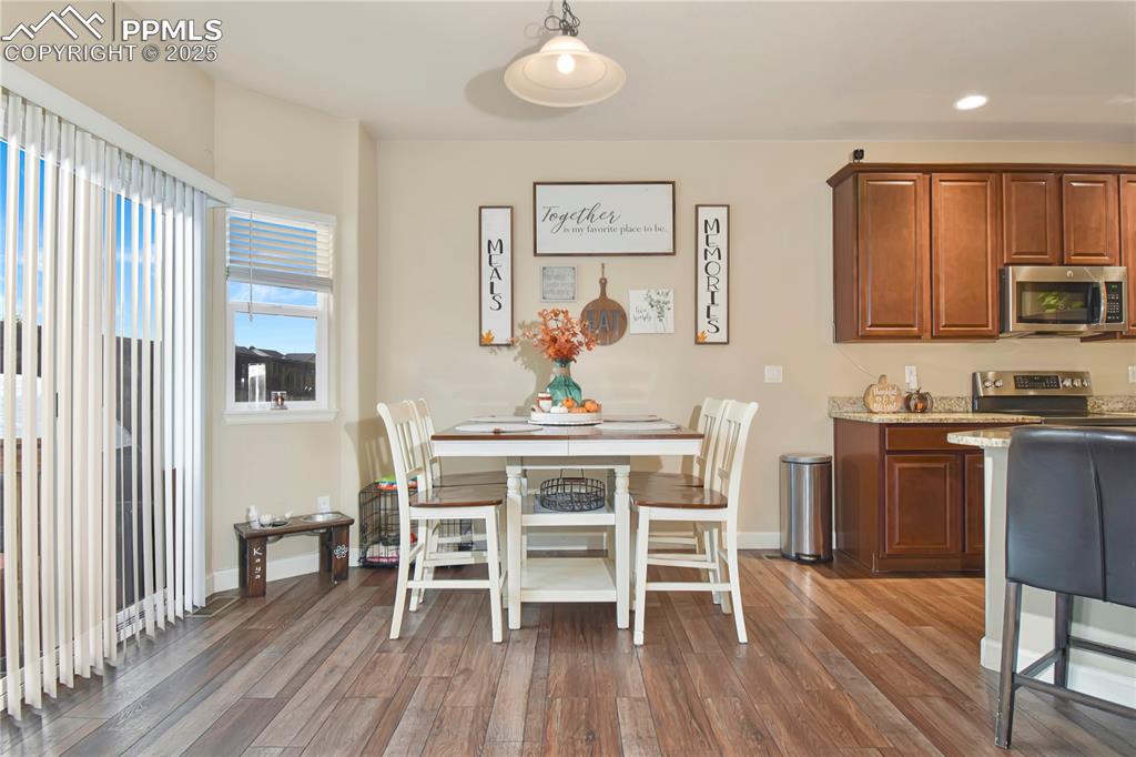 Image 11 of 50: Dining Area