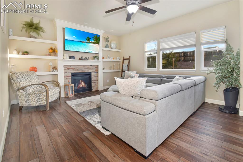 Image 12 of 50: Living Room