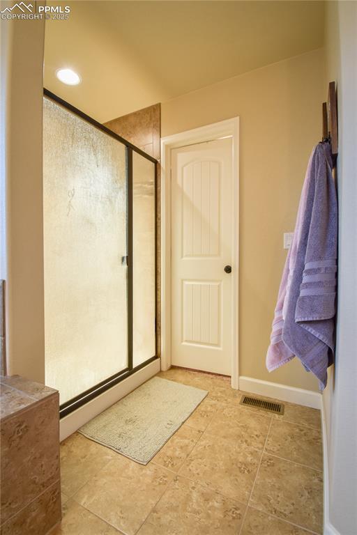 Image 24 of 50: Bathroom