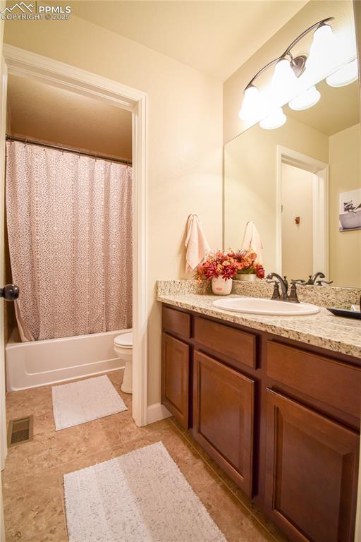 Image 30 of 50: Bathroom