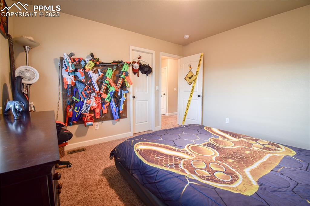 Image 34 of 50: Bedroom