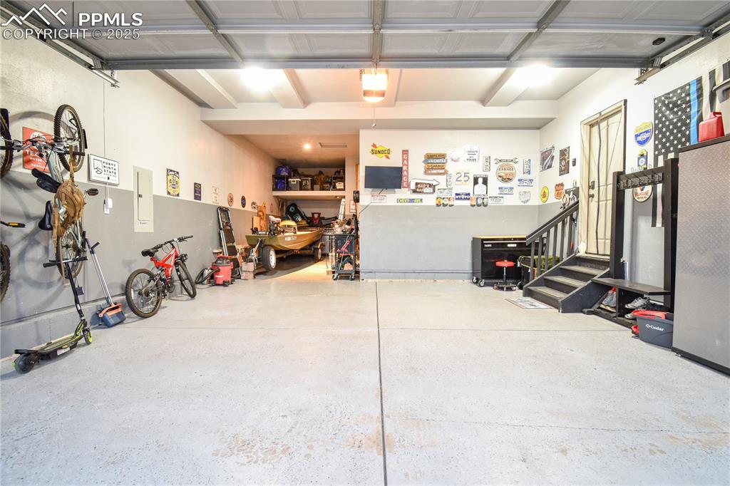 Image 43 of 50: Garage