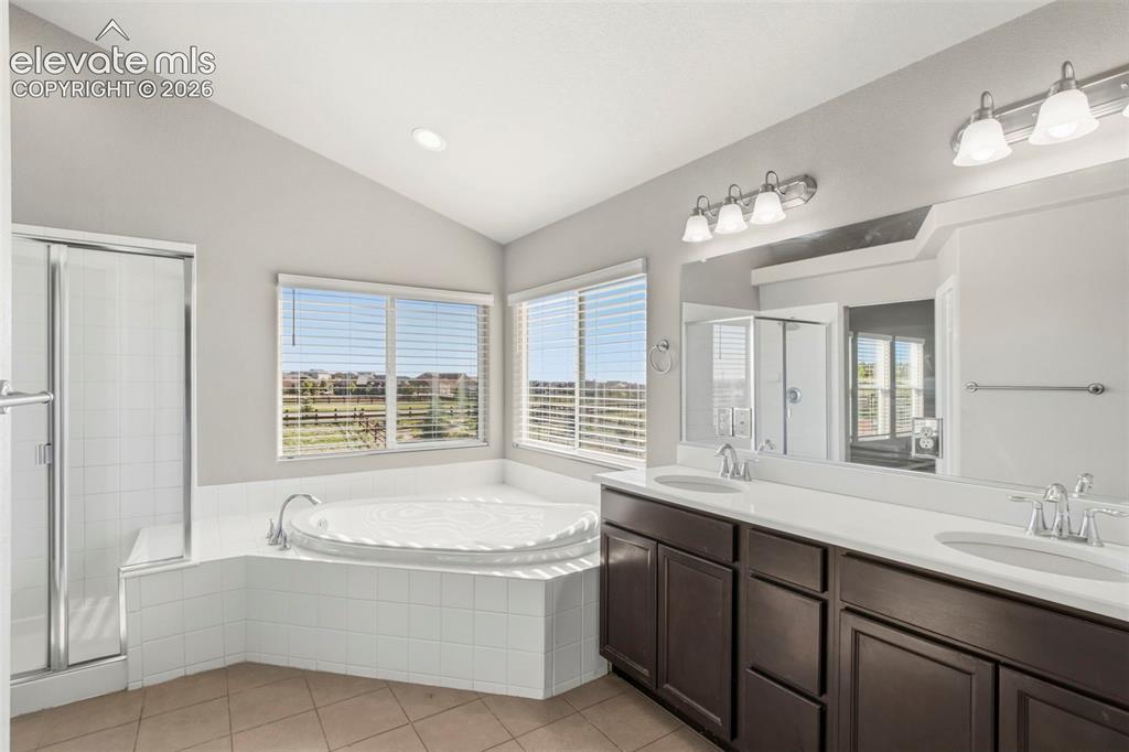 Image 19 of 45: Bathroom