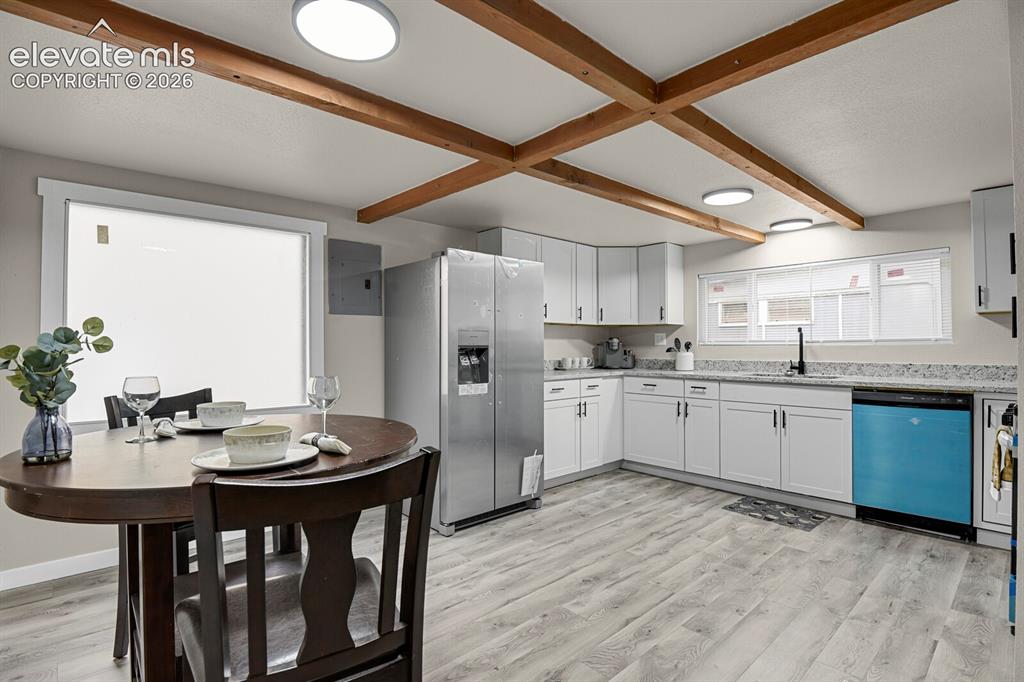 Image 18 of 41: Kitchen