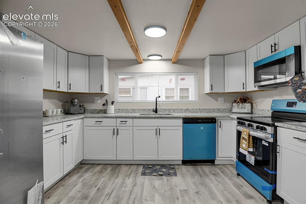 Image 19 of 41: Kitchen
